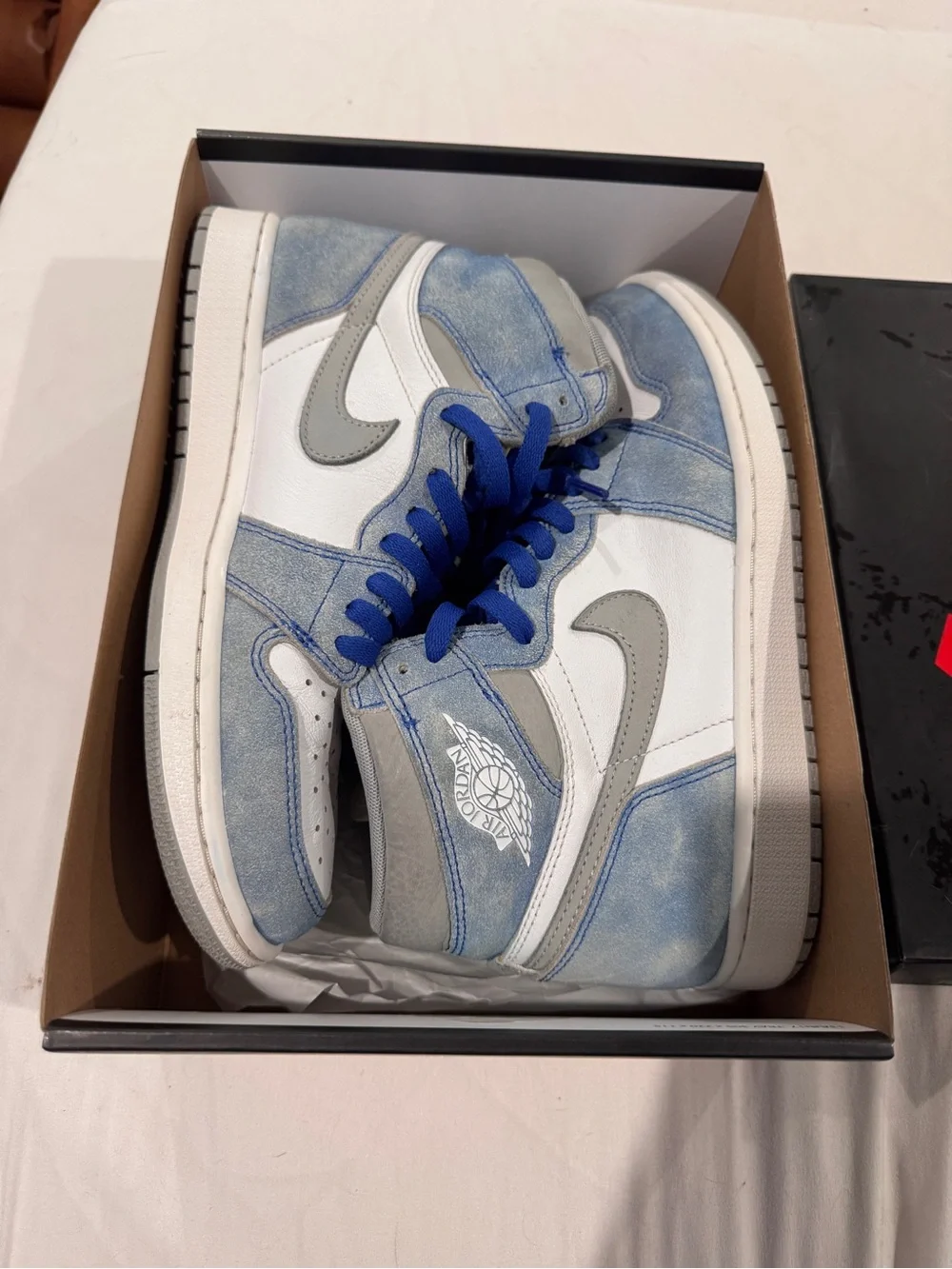 Size 9. 5- Jordan 1 Retro OG High Hyper Royal (WITH BOX, EXCELLENT CONDITION) #s